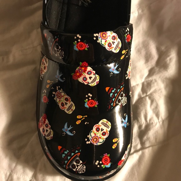 easy street Shoes - EASY STREET- NEW- Non-Slip “Sugar Skull LAURIE” Clogs size 8.5W